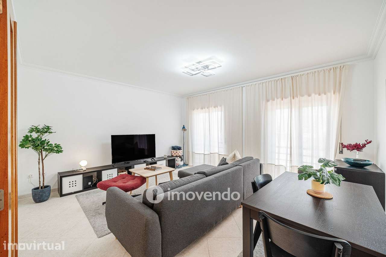 Apartamento T2, com estacionamento e arrecadação, em Vialonga - Grande imagem: 3/50