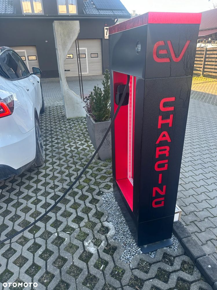 Tesla Model Y Long Range AWD - 11