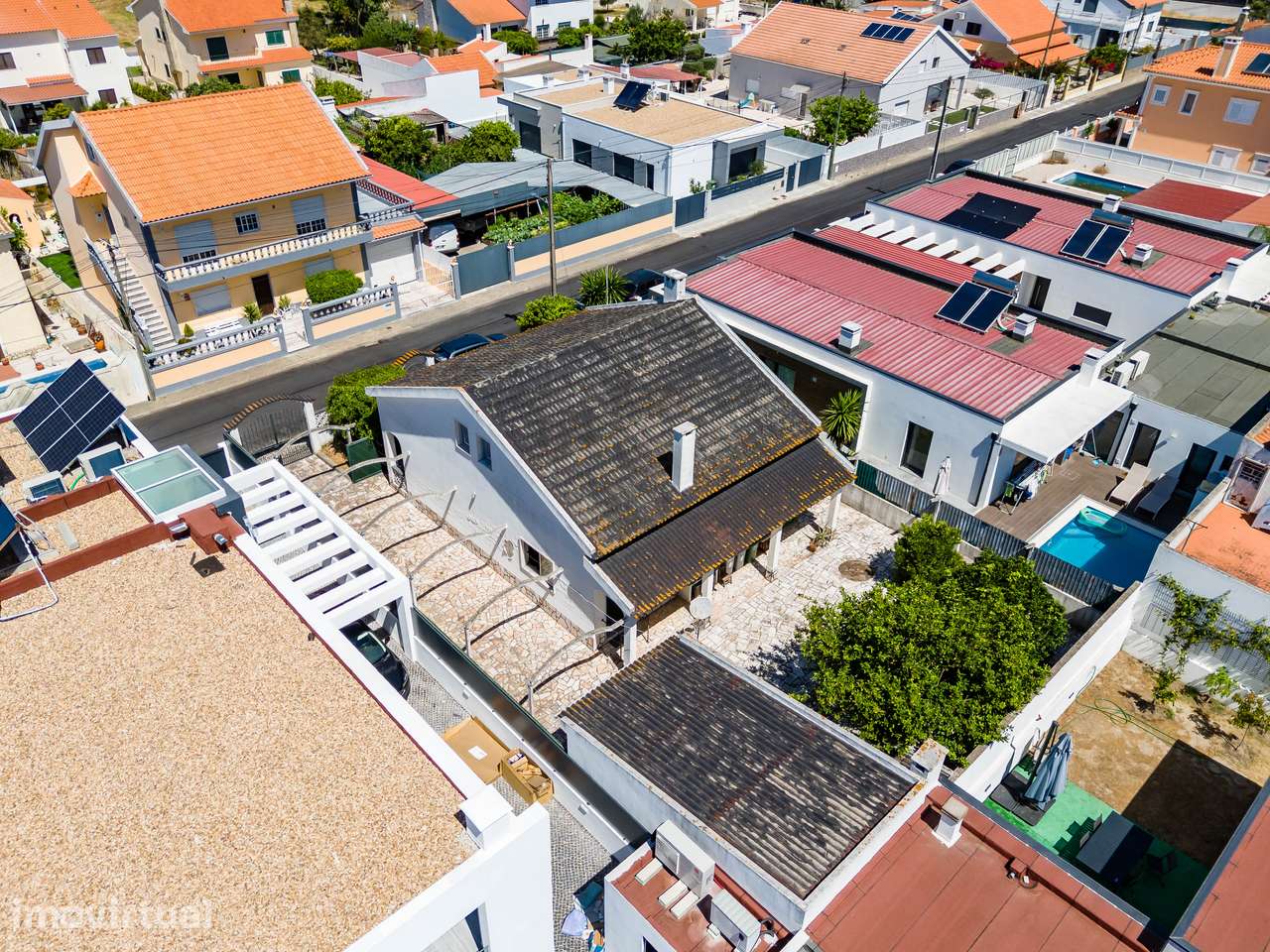 Moradia Isolada de 2 Pisos em Fernão Ferro – Excelente Área Exterior - Grande imagem: 4/43