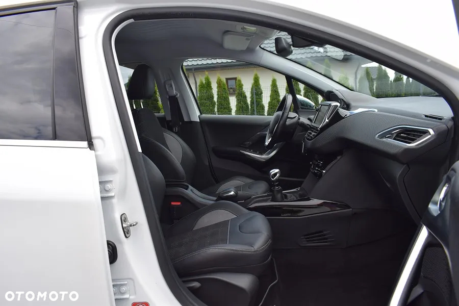 Peugeot 2008 1.2 Pure Tech Allure S&S - 14