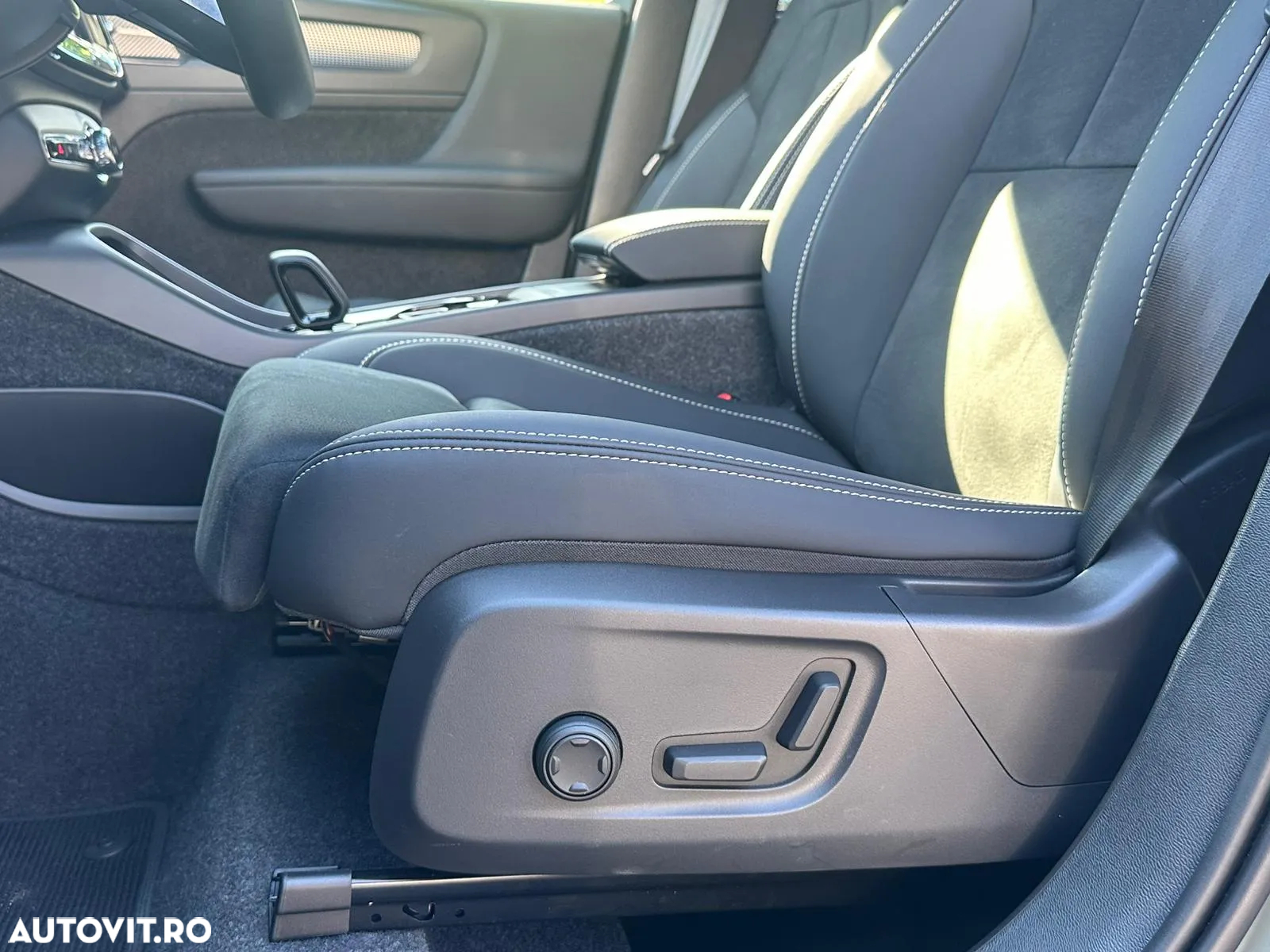 Volvo XC 40 B3 AT FWD MHEV Plus Dark - 12