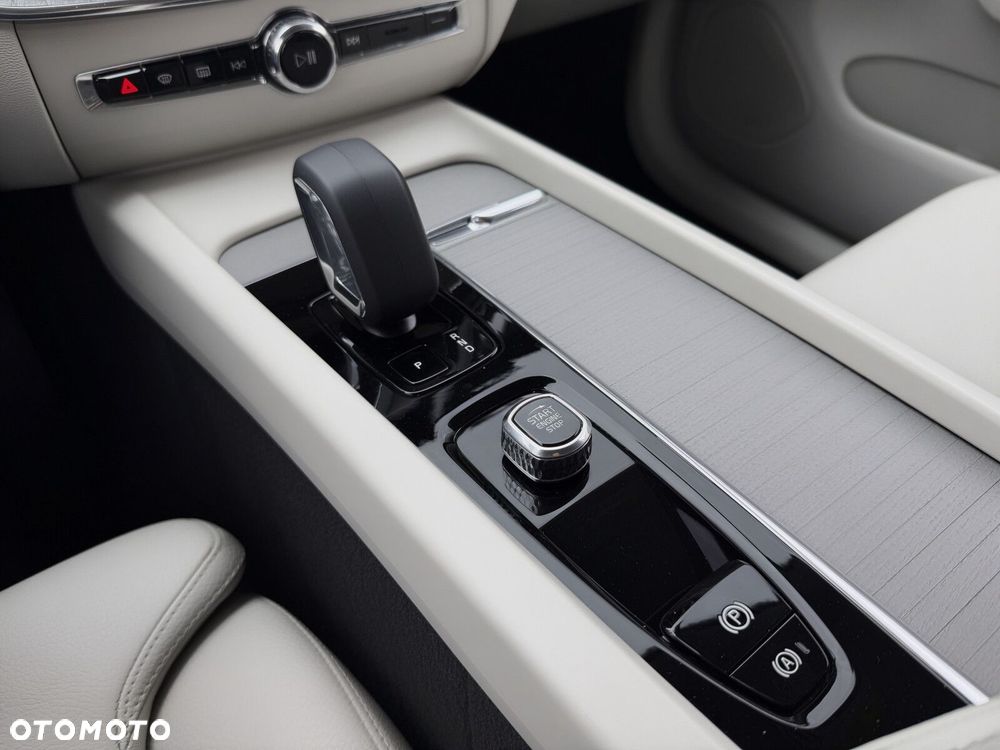 Volvo XC 60 B4 D Plus Dark - 27