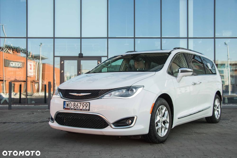 Chrysler Pacifica - 1