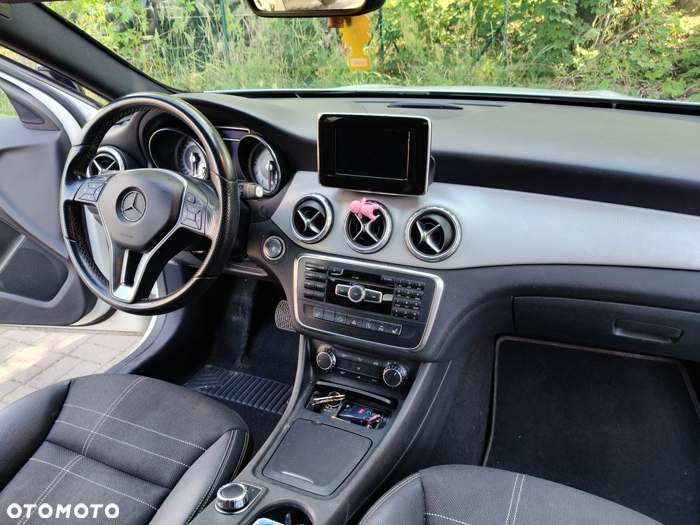 Mercedes-Benz GLA 200 7G-DCT - 11