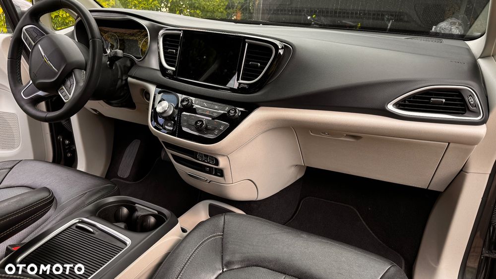 Chrysler Pacifica - 11