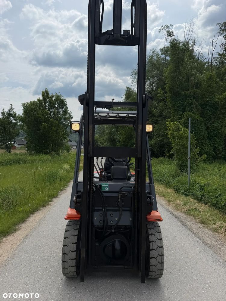 Toyota 7FDF25 Wózek Widłowy 2,5tony. Niski Przebieg 4800 mtg. Wolny skok. Triplex. Oryginał z Norwegii z Gospodarstwa ziemniaczanego woził lekkie ładunki.. Zero luzów i wycieków. Maszyna po wszystkich dużych serwisach w DEKRA. ZERO wkładu własnego. Maszt Triplex. Dodatkowa 3 linia Hydrauliczna. Diesel! Hamulce brzytwa! Koła pełne. REWERS JAZDA. Opony bardzo ładne. Oświetlenie fabryczne. Potężna moc. Wysoka precyzja pracy oraz jazdy! - 36