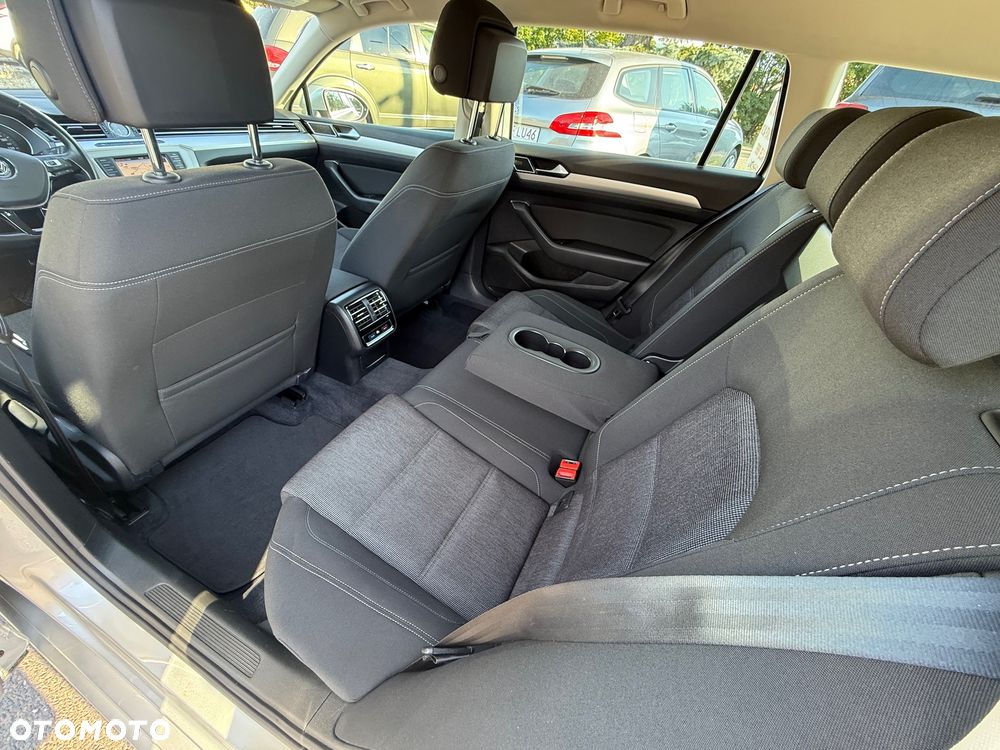 Volkswagen Passat ver-variant-1-6-tdi-scr-dsg-comfortline - 12