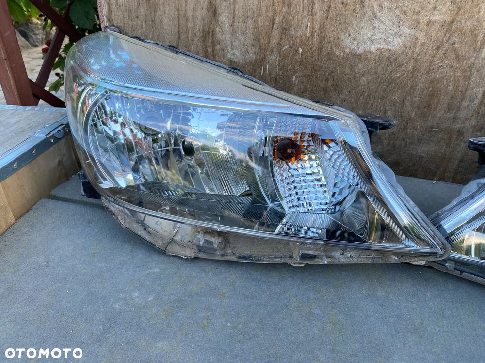 lampa yaris III ciemna prawa eu cała - 1