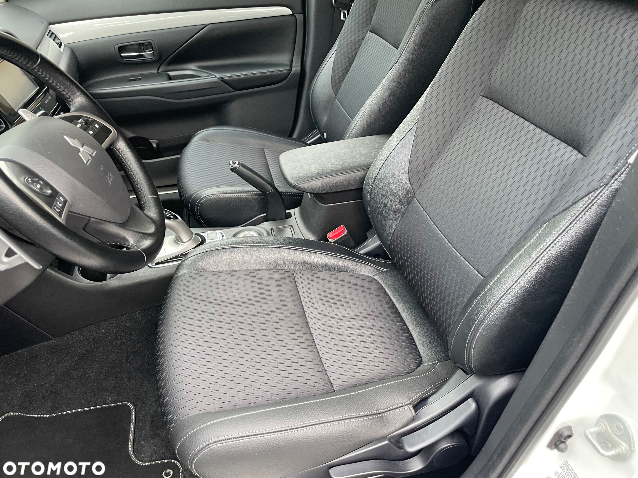 Mitsubishi Outlander 2.0 4WD Plug-In Hybrid - 10