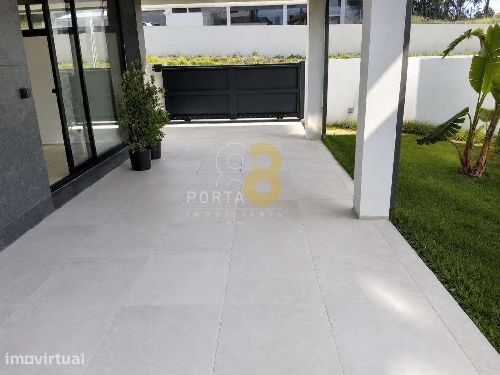 Moradia T4 de Gaveto com Piscina, Jardim e Aparcamento para Duas Vi... - Grande imagem: 4/36