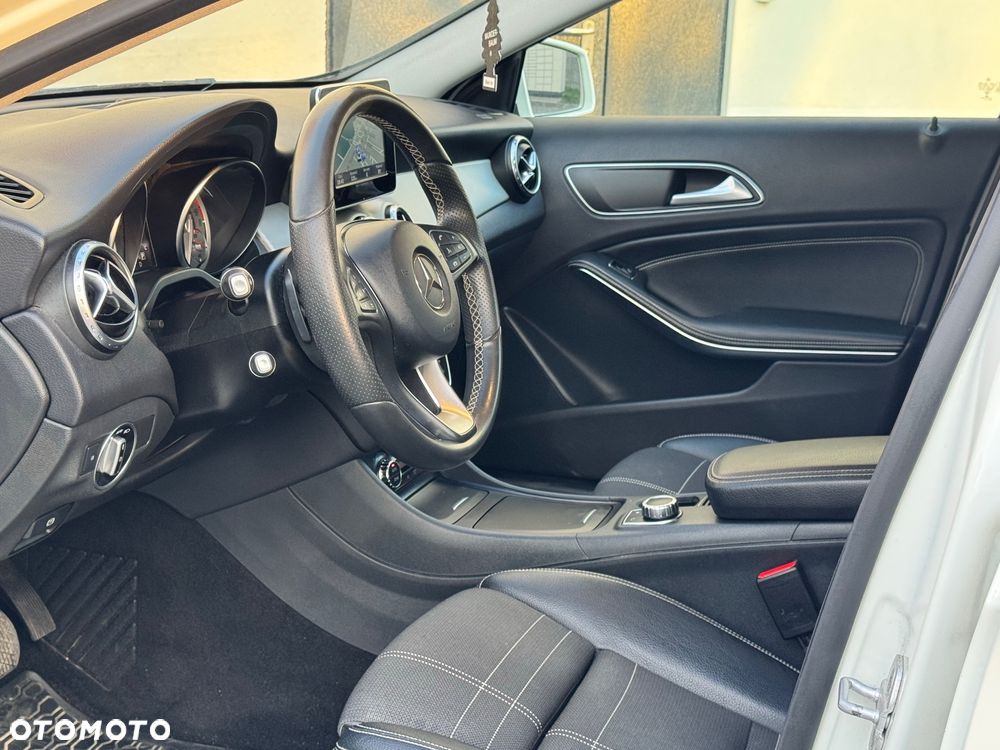 Mercedes-Benz GLA 200 7G-DCT - 24