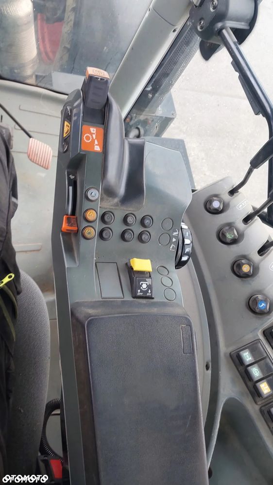 Claas ARION 620 - 4