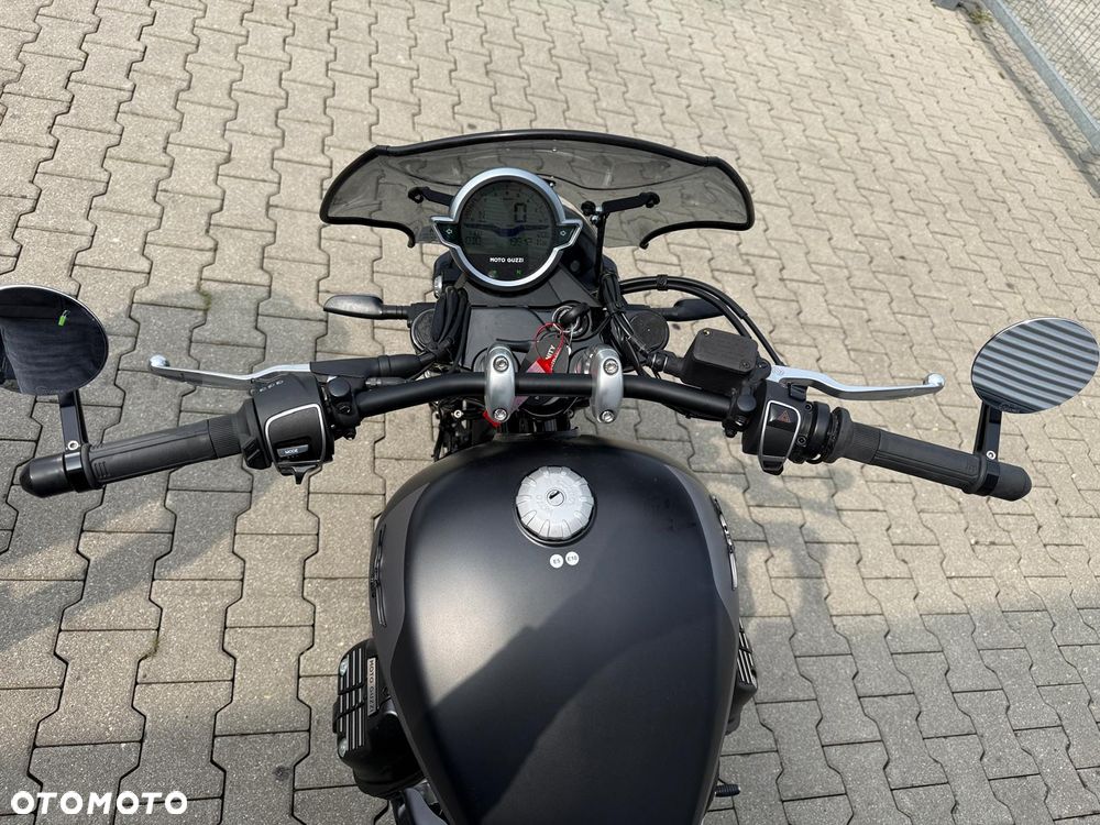 Moto Guzzi V9 - 9