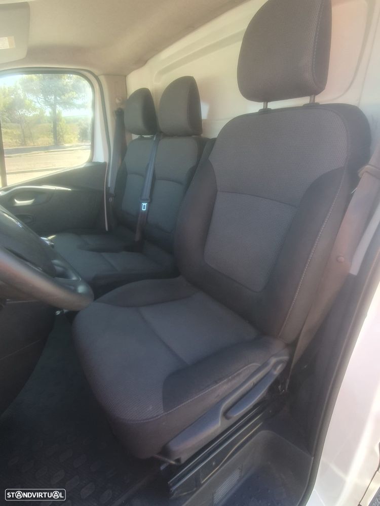 Renault Trafic 2.0 dCi 120cv - 2 Portas Laterais - 6