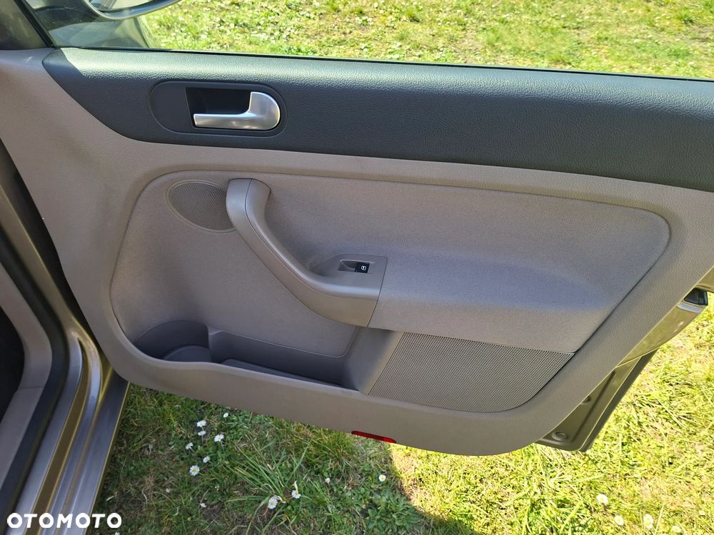 Volkswagen Golf Plus 2.0 TDI Highline - 16