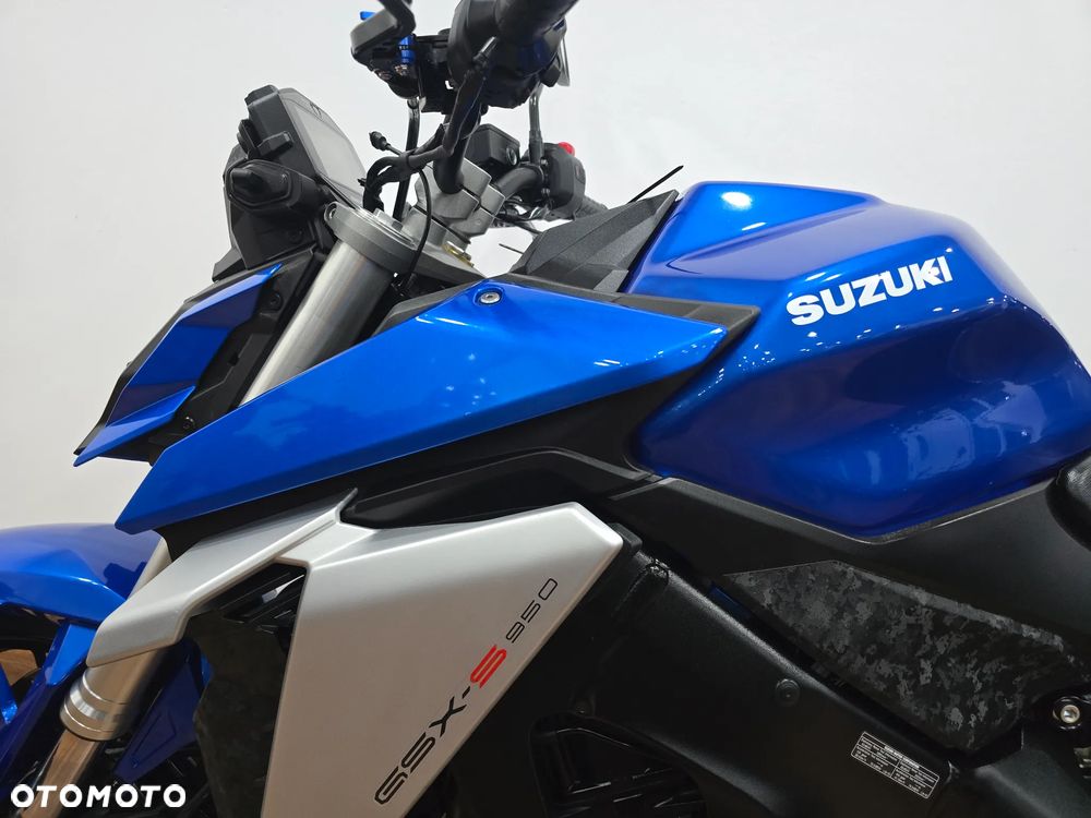 Suzuki GSX - 12