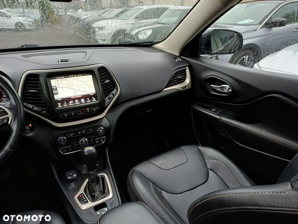 Jeep Cherokee - 24