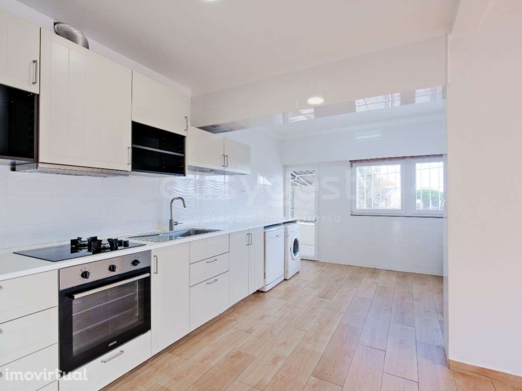 Moradia T3 renovada e equipada, com garagem em São Domingos Rana - Grande imagem: 2/50