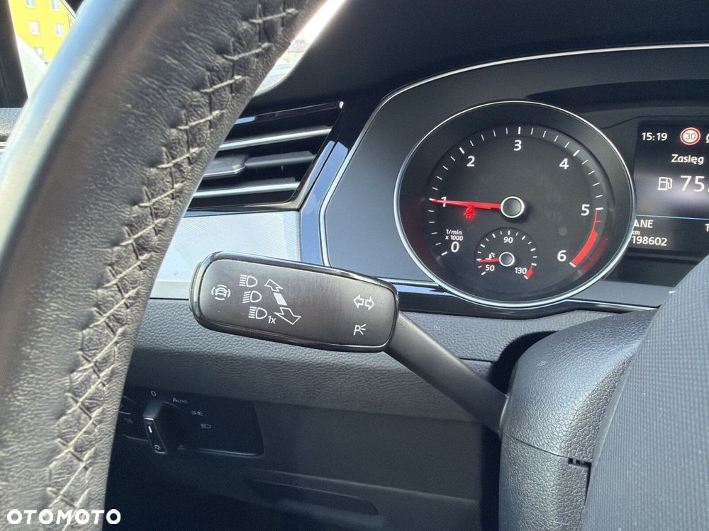 Volkswagen Passat - 25