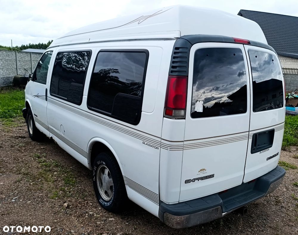 Chevrolet Express - 7