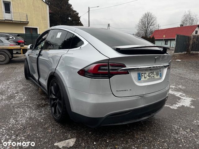 Tesla Model X - 11