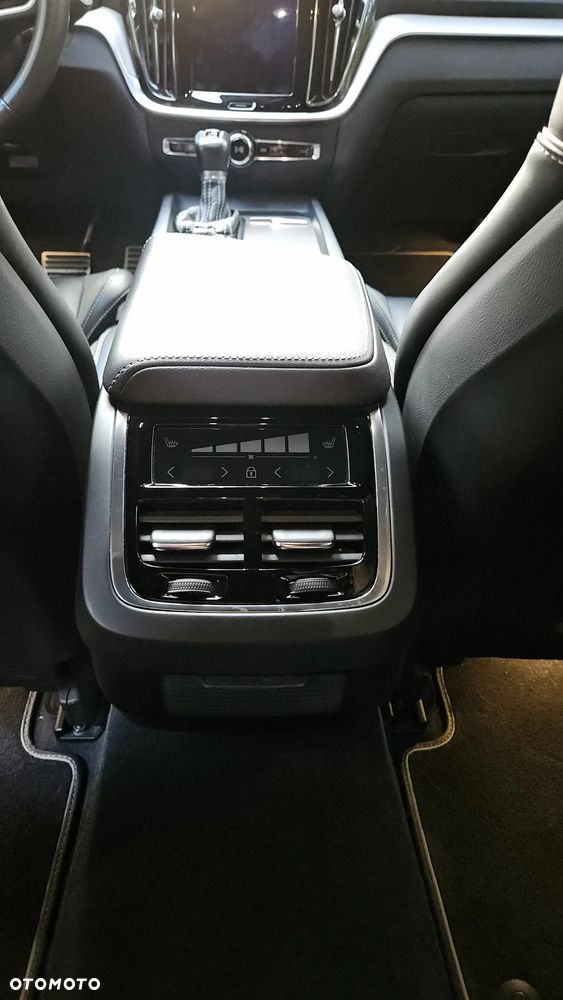 Volvo V60 T6 AWD R-Design - 22