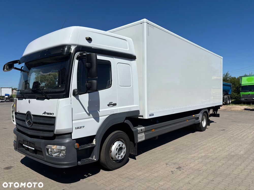 Mercedes-Benz ATEGO 1227 kontener z windą ,  kabina sypialna , webasto, klimatyzacja, niski przebieg , bezwypadkowy. (nie 1224, 1230) - 10