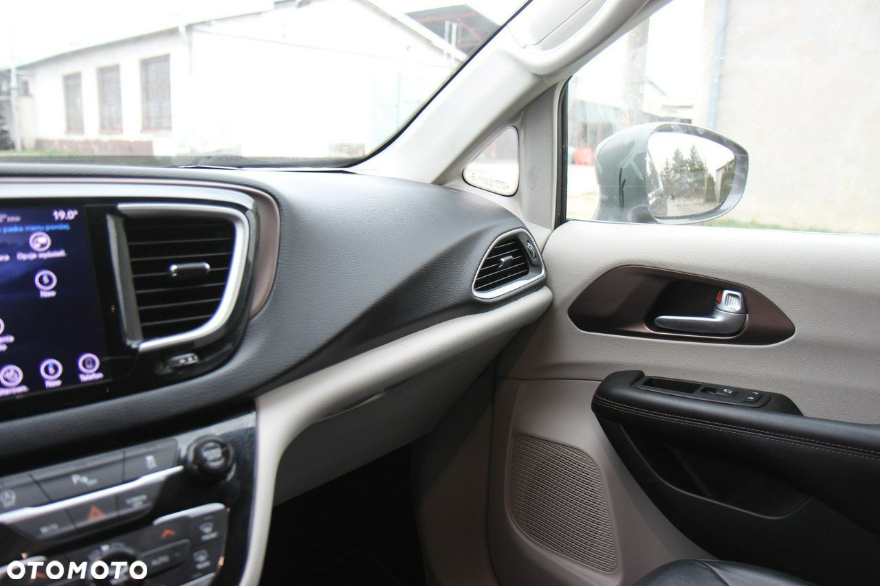 Chrysler Pacifica - 29