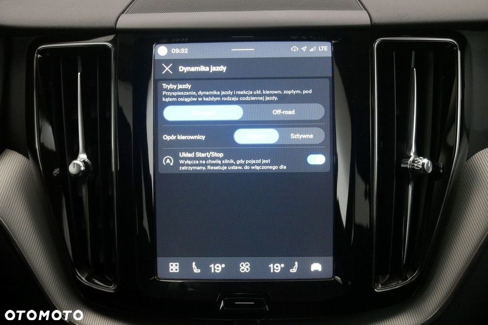 Volvo XC 60 B4 D AWD Plus Dark - 24