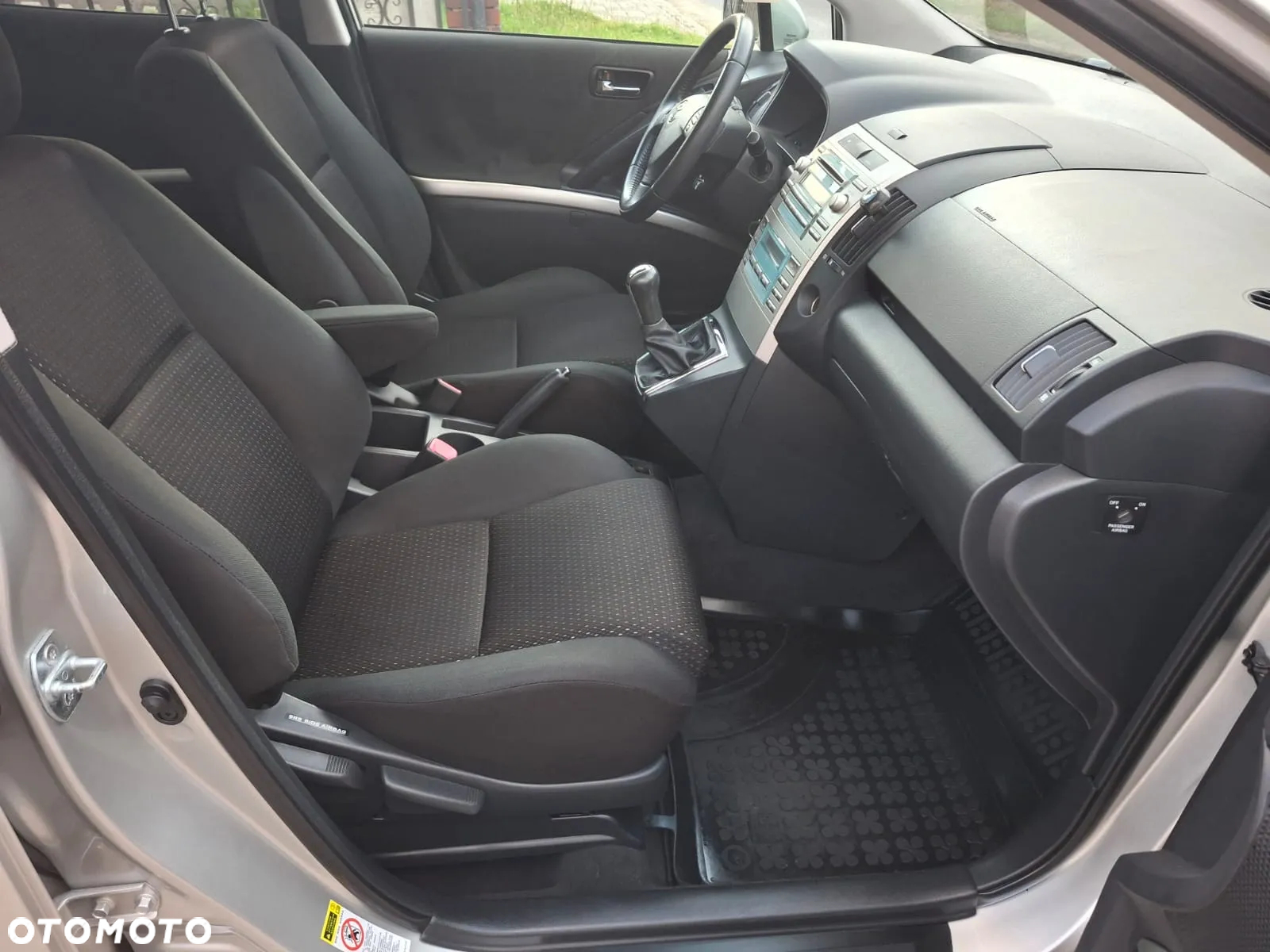 Toyota Corolla Verso 1.8 Premium + - 10