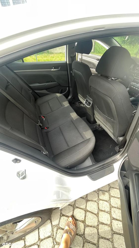 Hyundai Elantra 1.6 Comfort - 10