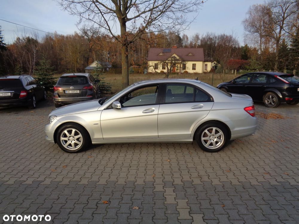 Mercedes-Benz Klasa C 180 CGI BlueEFFICIENCY Avantgarde - 9