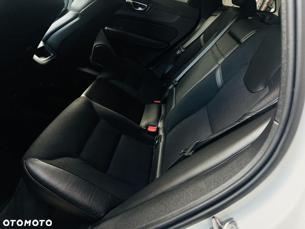 Volvo XC 60 B4 D AWD Geartronic Momentum Pro - 12