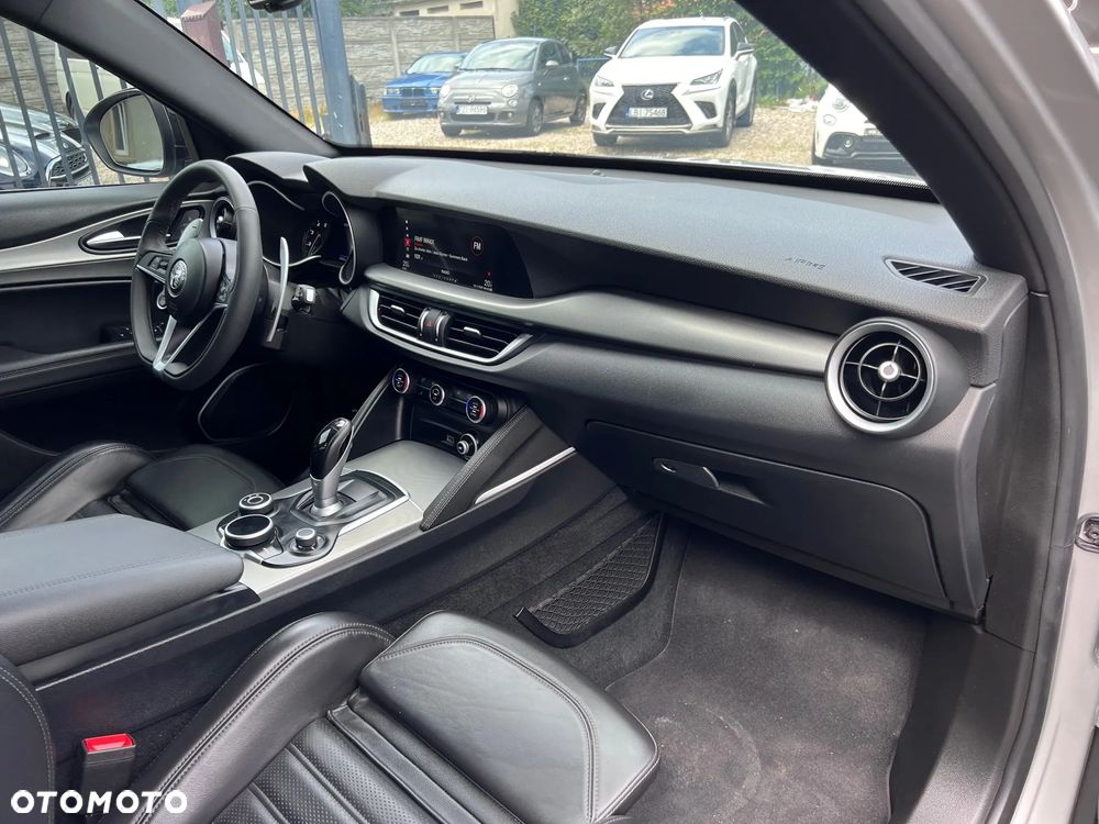 Alfa Romeo Stelvio 2.0 Turbo 16V AT8-Q4 Veloce - 32