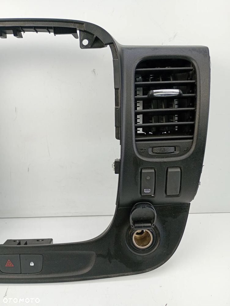 osłona ramka środkowa konsoli radia kratka nawiewu przełącznik opel vivaro b trafic III talento 682607479R - 4