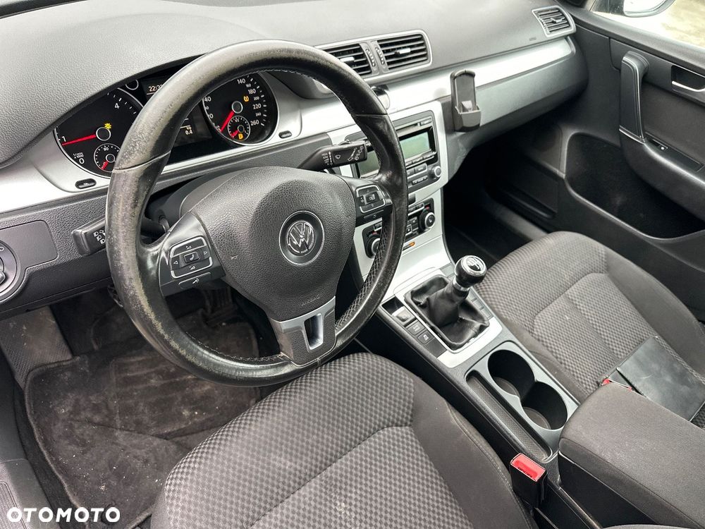 Volkswagen Passat - 12
