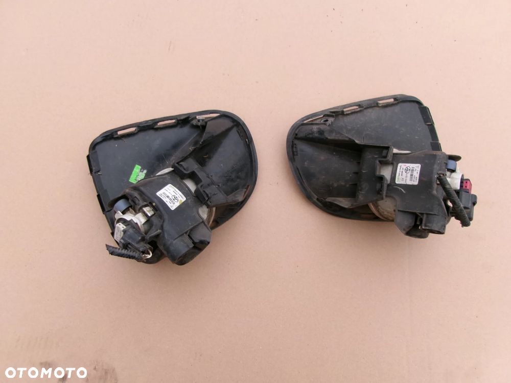 HALOGEN PRAWY Z RAMKĄ TOYOTA AVENSIS T27 15-18 - 3