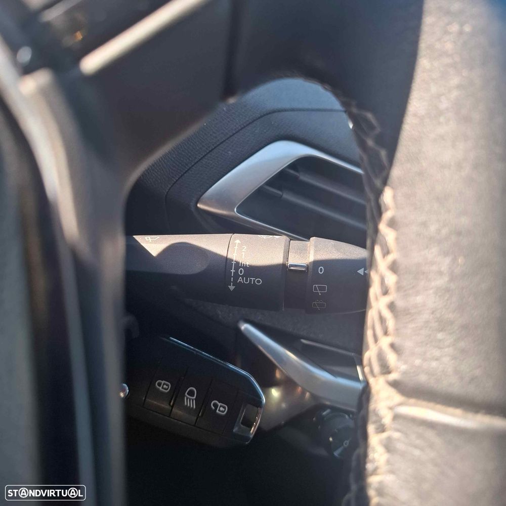 Peugeot 3008 1.5 BlueHDi Allure Pack — fotografia 19
