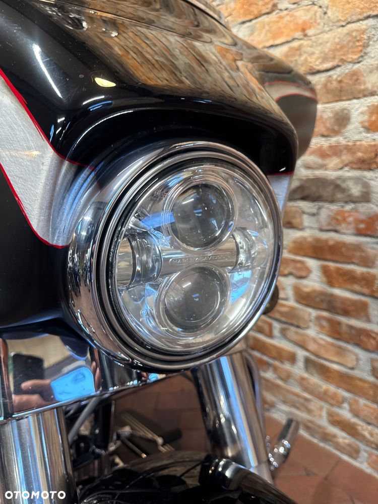 Harley-Davidson Touring Street Glide - 24