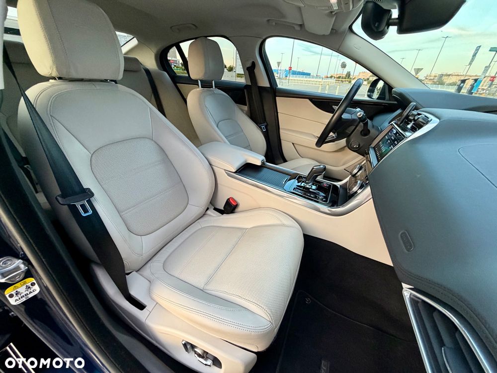 Jaguar XE D180 S - 13