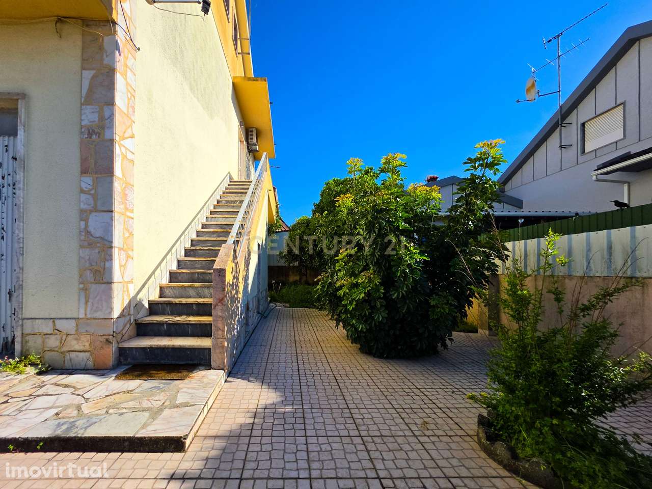 Moradia isolada + duas lojas comerciais na Quinta do Conde, Sesimbra - Grande imagem: 4/29