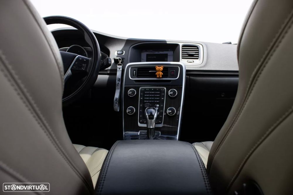 Volvo V60 D6 Plug-In-Hybrid AWD Geartronic Momentum — fotografia 35