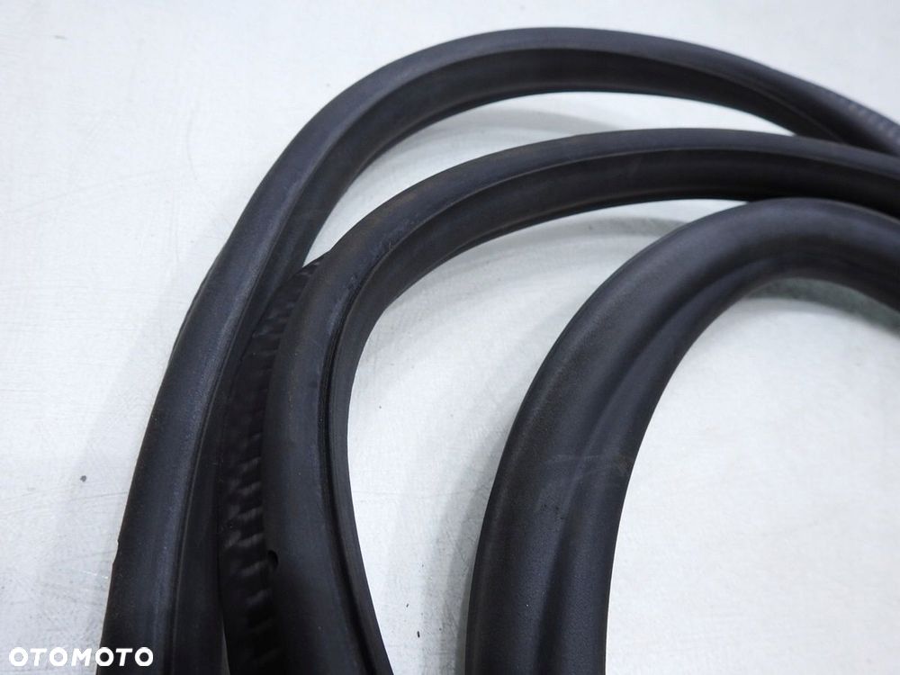 USZCZELKA BAGAŻNIKA SKODA FABIA II - 4