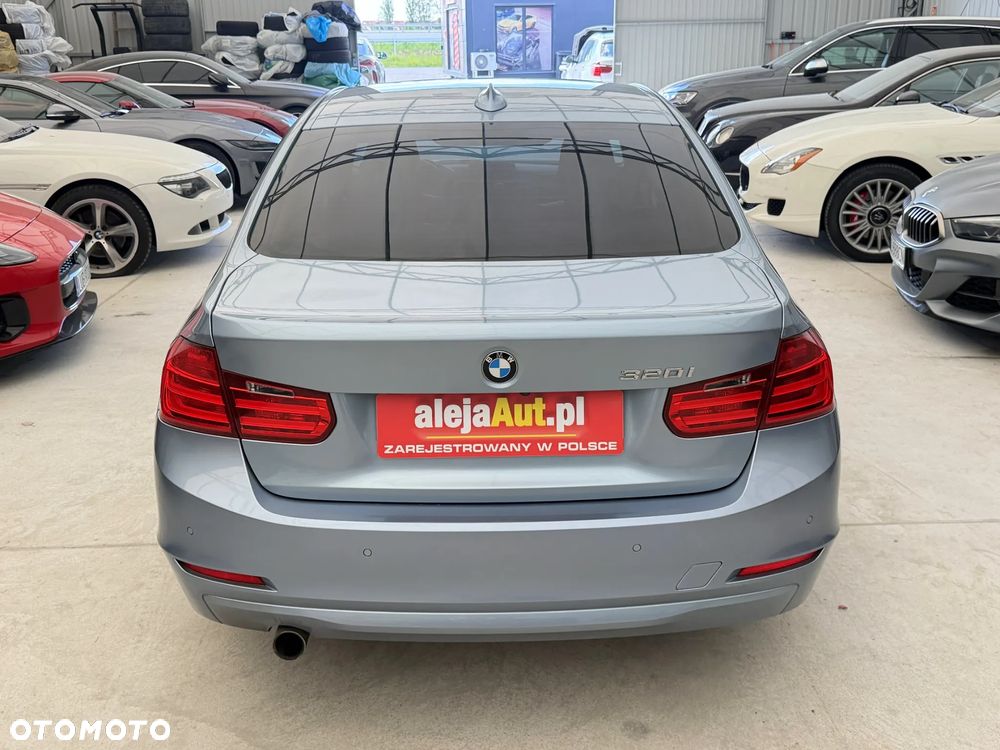 BMW Seria 3 320i Luxury Line - 13