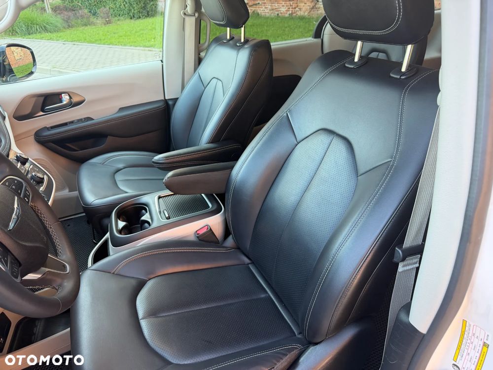 Chrysler Pacifica - 16