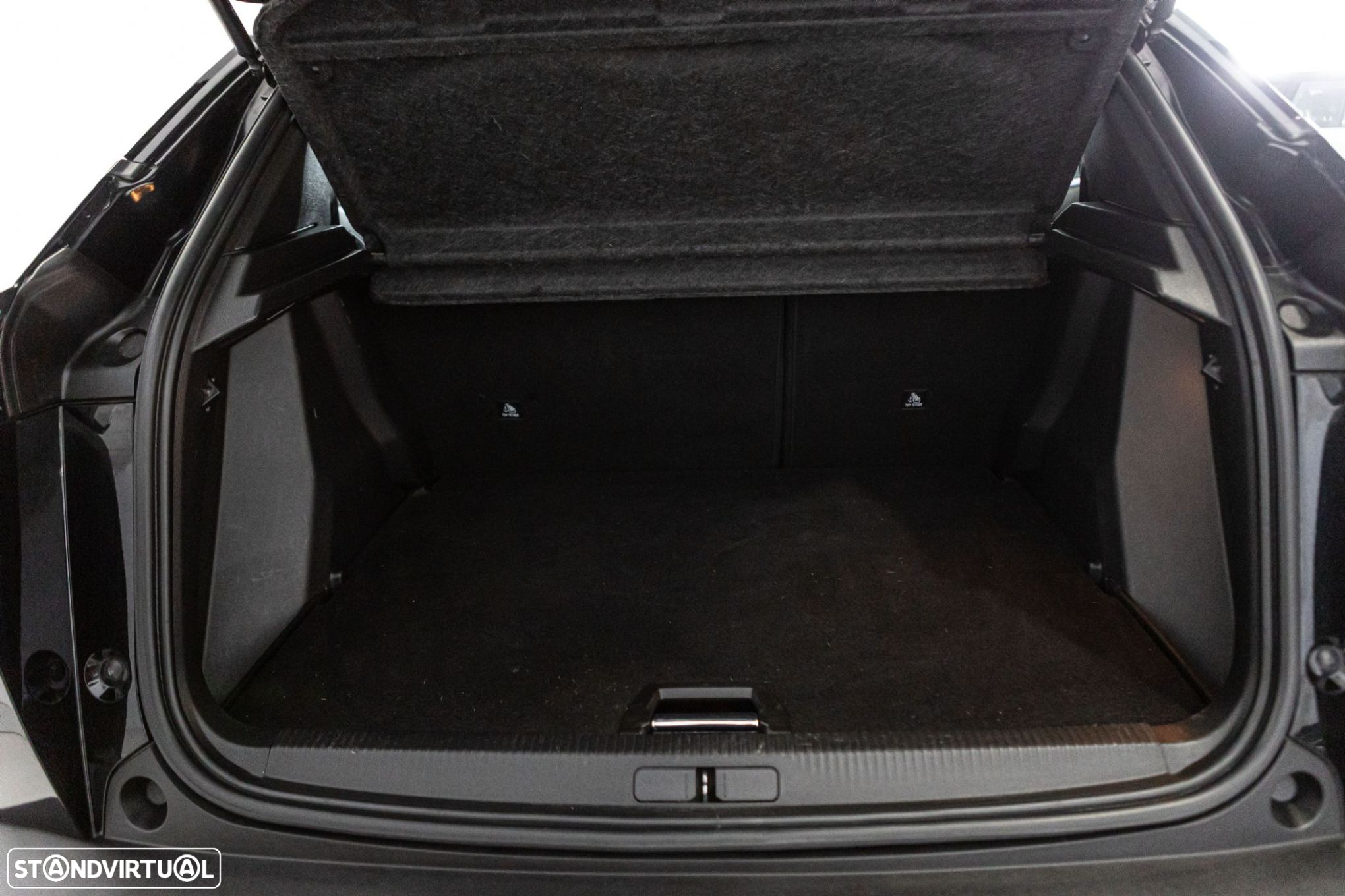 Peugeot e-2008 50 kWh GT - 10