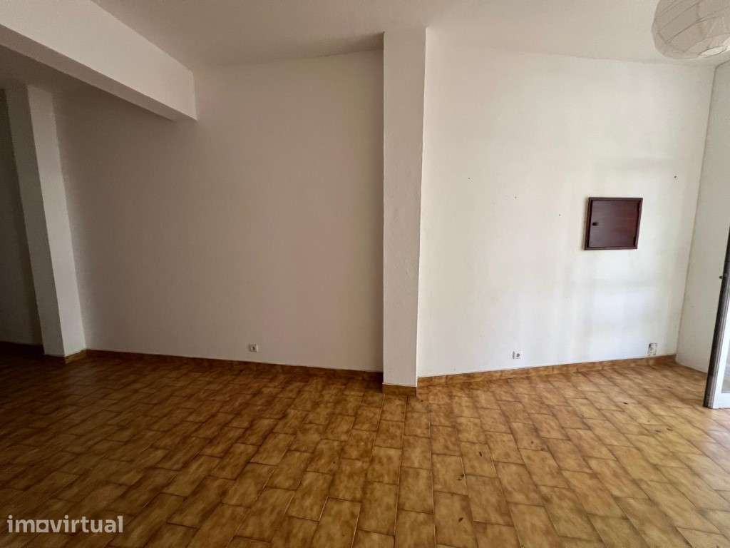 Loja com projeto de alteração para a apartamento T2 na Câmara Munic... - Grande imagem: 4/9