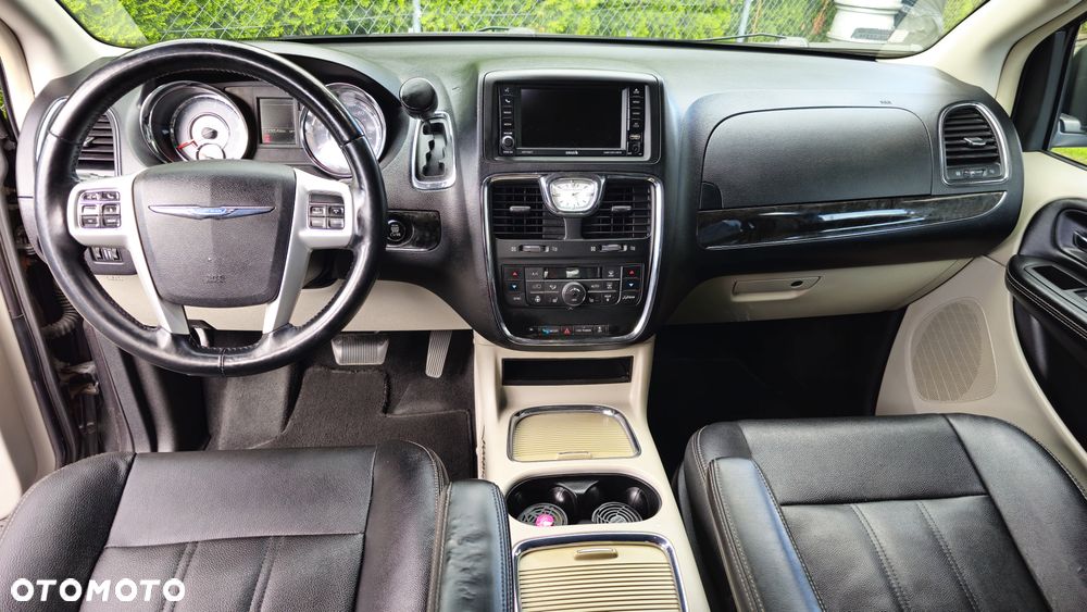 Chrysler Town & Country 3.6 Limited - 16