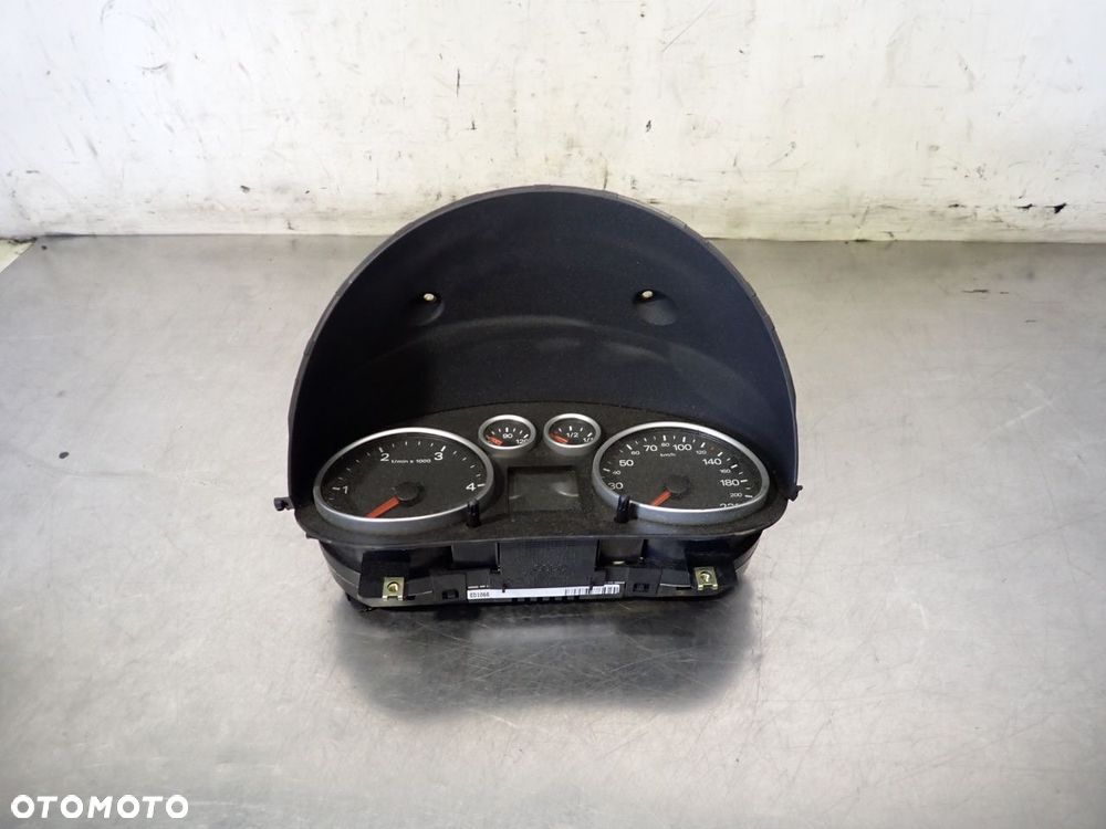 LICZNIK AUDI A2 8Z0920900T - 1