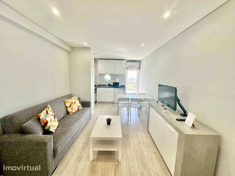 T2 renovado e mobilado com piscina - Grande imagem: 3/9